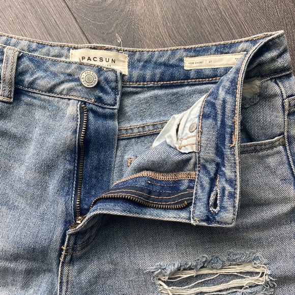 Bullhead Distressed Mom Short - Picture 4 of 4